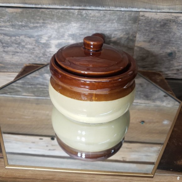 Small Covered Stoneware Soup/Bean Pot with handle. - Picture 10 of 13